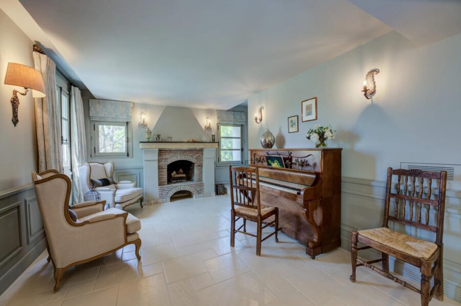 villa-felicity-hallway-fireplace-piano-seating-grand-elegant-interior-luxury-antibes