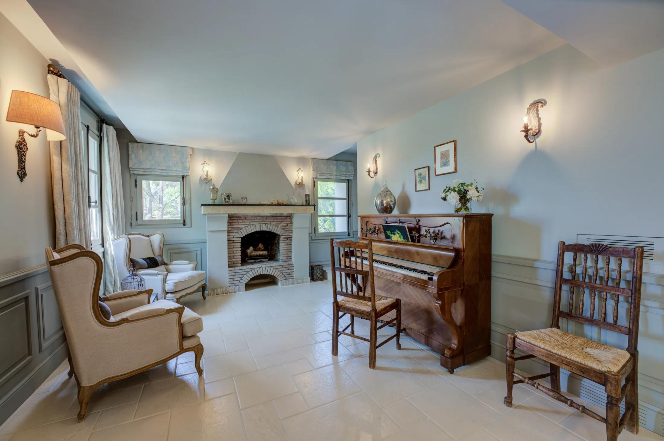 villa-felicity-hallway-fireplace-piano-seating-grand-elegant-interior-luxury-antibes