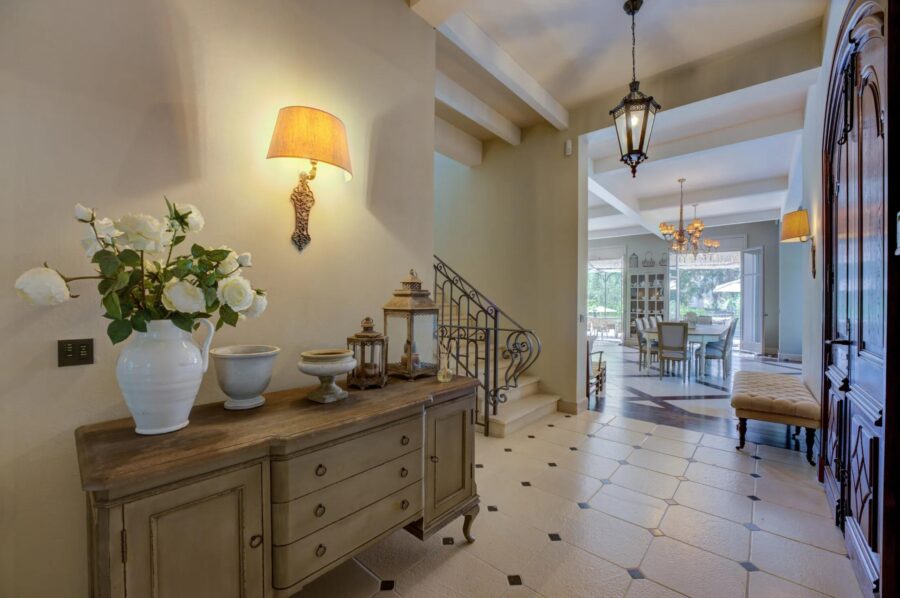 villa-felicity-hallway-staircase-spacious-grand-elegant-interior-luxury-antibes