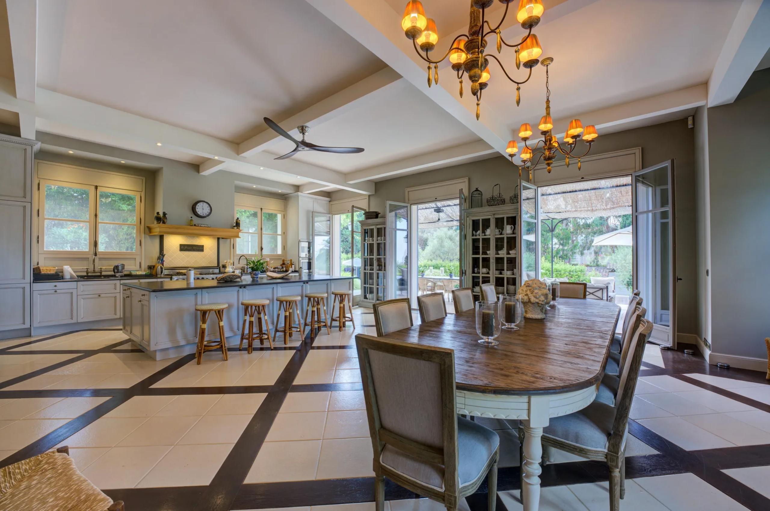 villa-felicity-kitchen-dining-room-openplan-elegant-grand-design-luxury-antibes