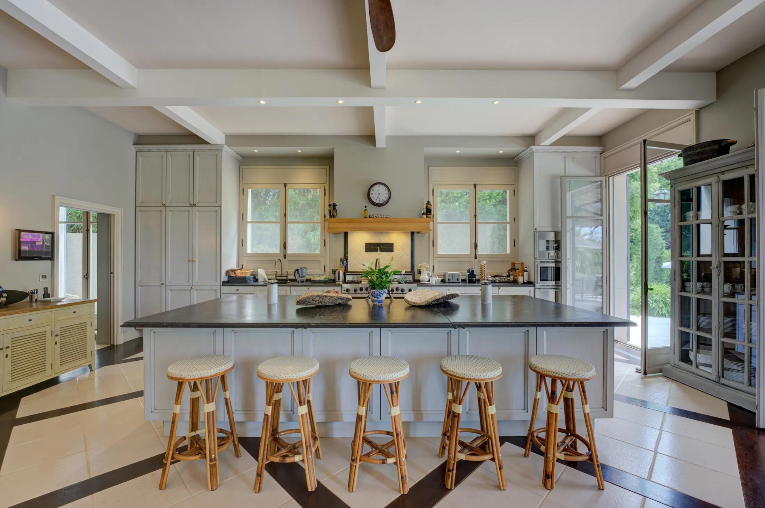 villa-felicity-kitchen-island-grand-spacious-fully-equipped-luxury-antibes