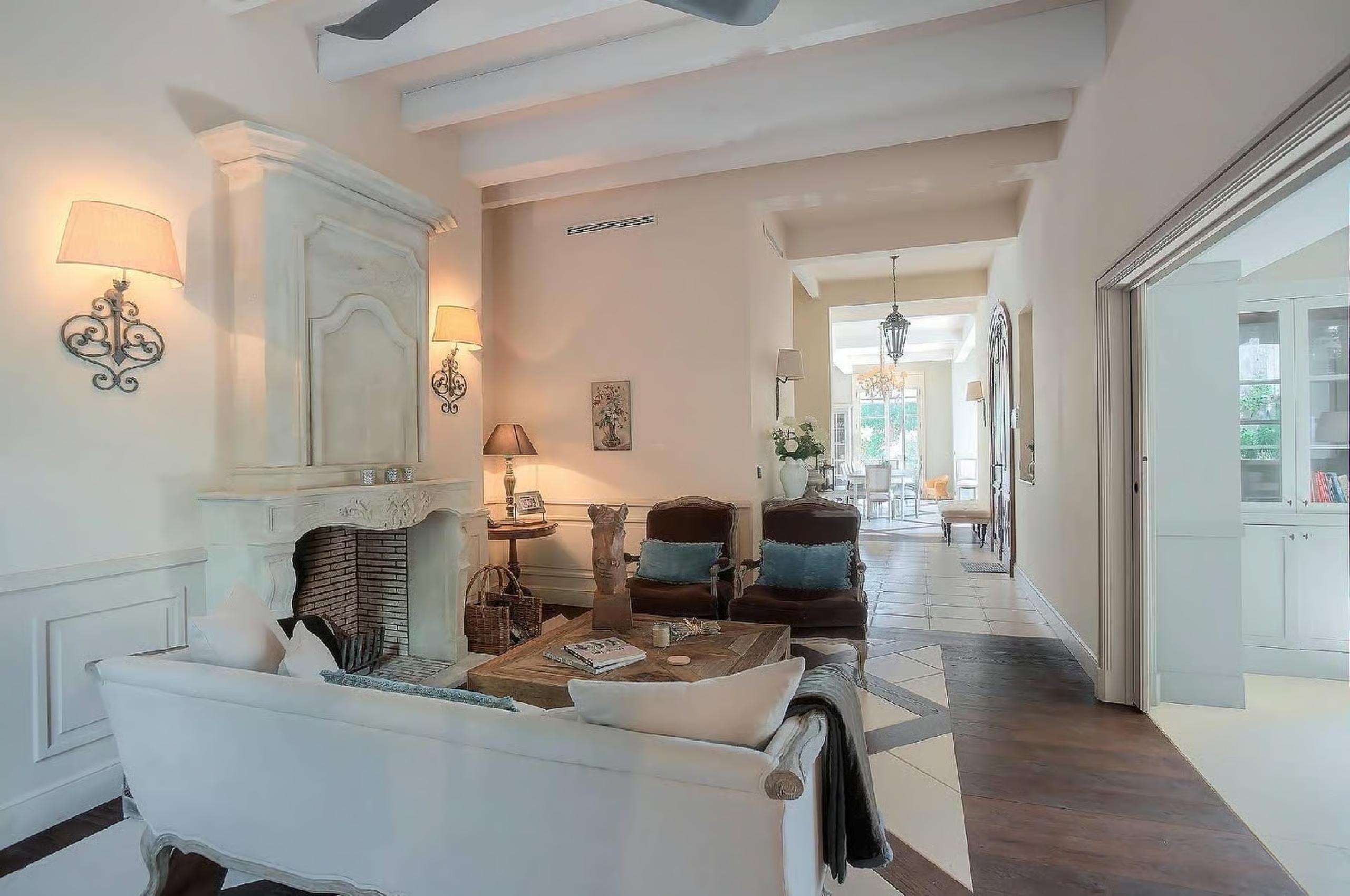 villa-felicity-living-room-fireplace-openplan-grand-elegant-design-luxury-antibes