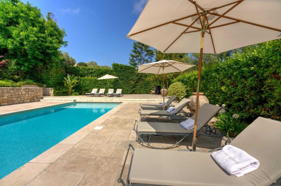 villa-felicity-swimming-pool-terrace-sun-loungers-tropical-garden-luxury-rental-retreat-antibes