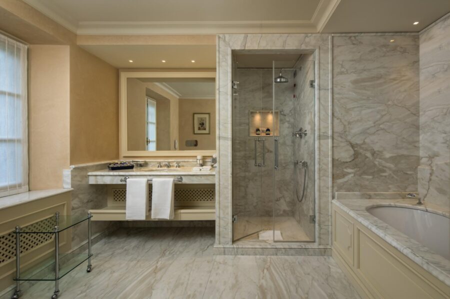 villa-grace-bathroom-bathtub-shower-sink-marble-luxury-design-lakecomo