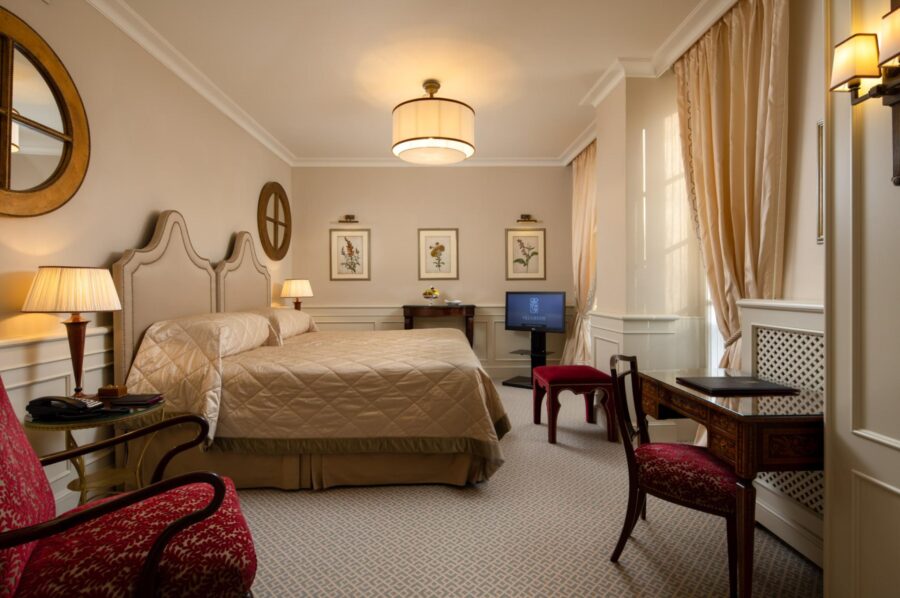 villa-grace-bedroom-elegant-romantic-traditional-design-luxury-lakecomo