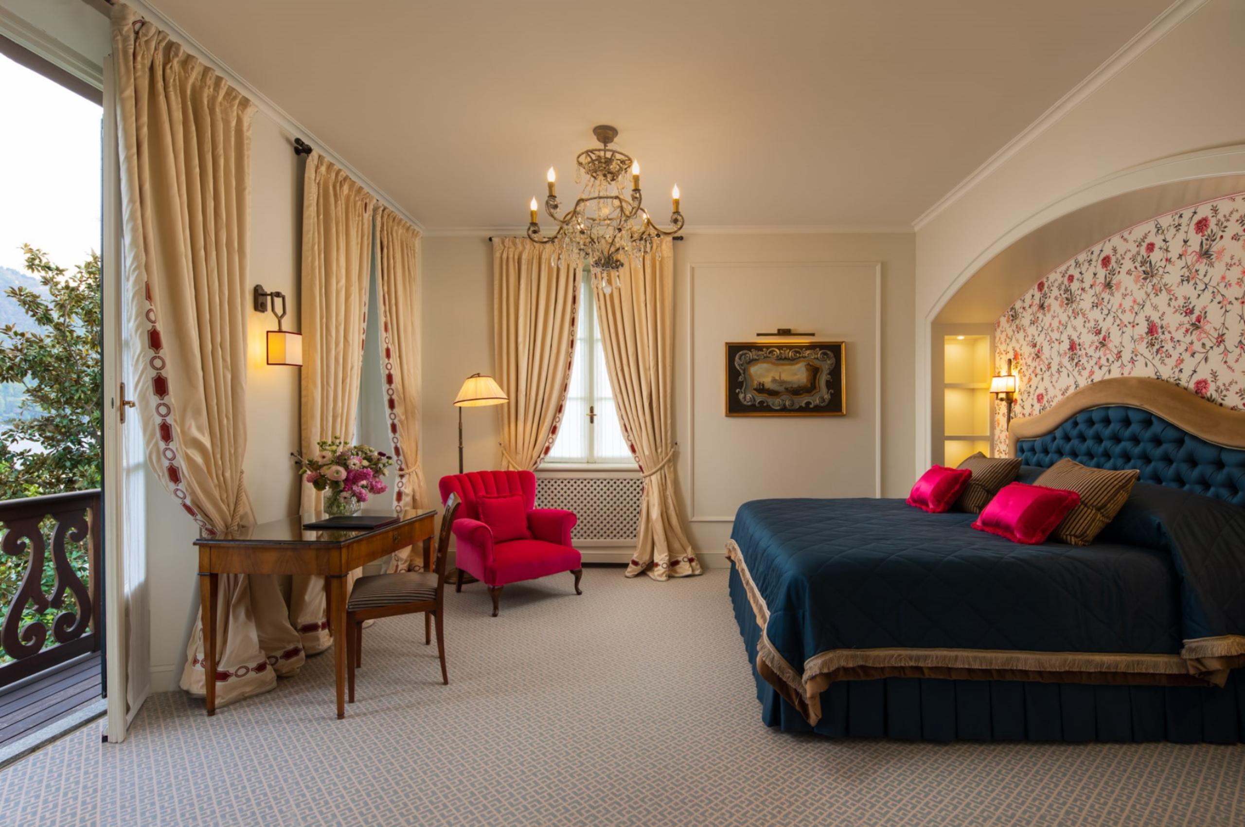 villa-grace-bedroom-grand-elegant-design-balcony-scenic-lake-views-luxury-lakecomo