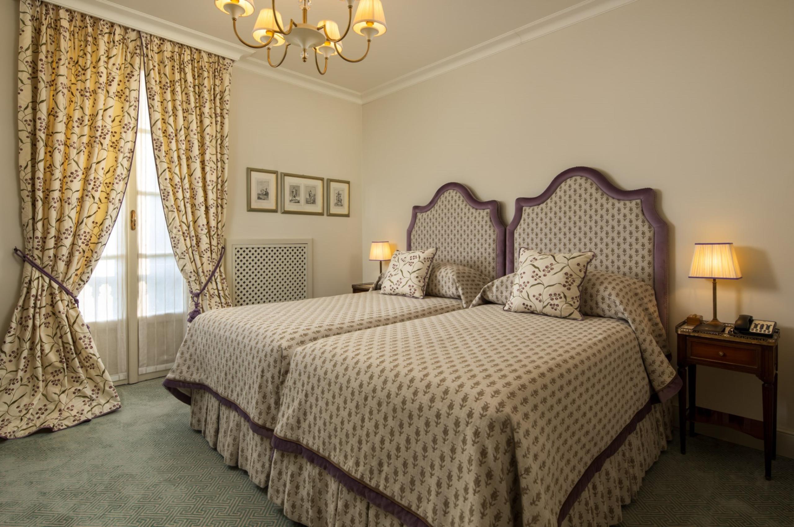 villa-grace-bedroom-twin-room-elegant-style-luxury-interiors-lakecomo