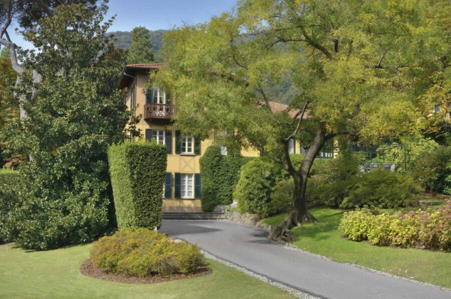 villa-grace-exterior-driveway-garden-luxury-rental-retreat-lakecomo