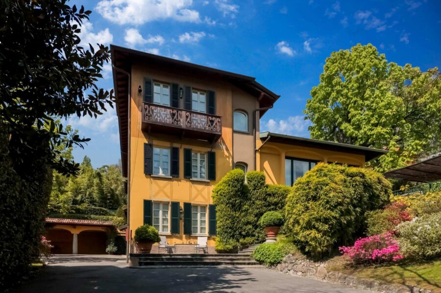 villa-grace-exterior-garden-driveway-luxury-romantic-rental-retreat-lakecomo