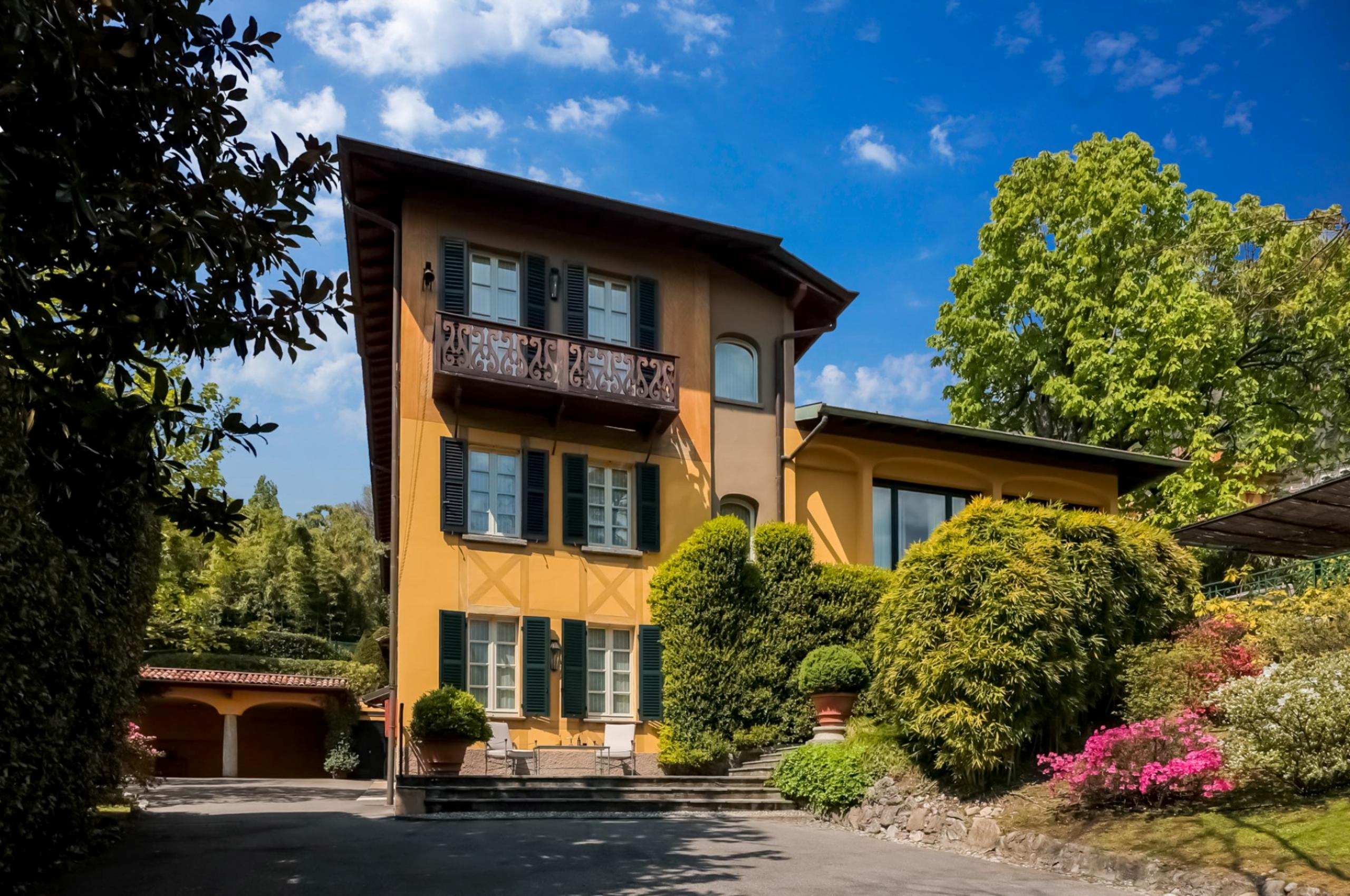 villa-grace-exterior-garden-driveway-luxury-romantic-rental-retreat-lakecomo