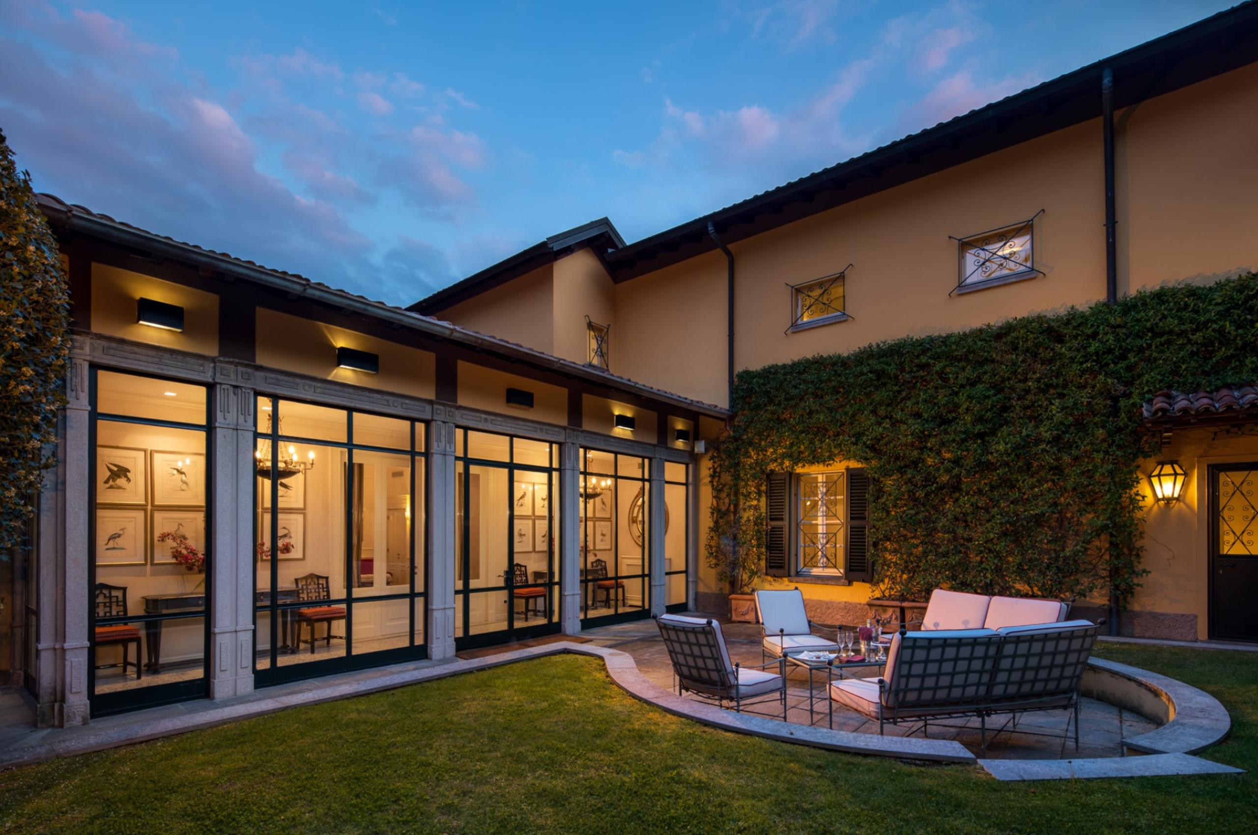 villa-grace-garden-patio-alfresoc-lounge-area-night-luxury-lakecomo