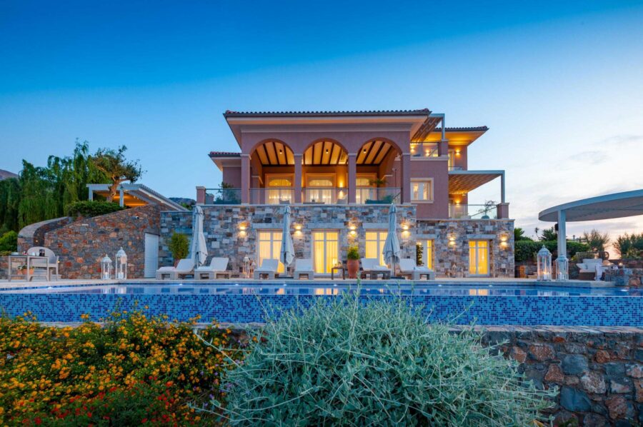 villa-octavia-swimming-pool-garden-terrace-sunloungers-balcony-luxury-rental-retreat-crete