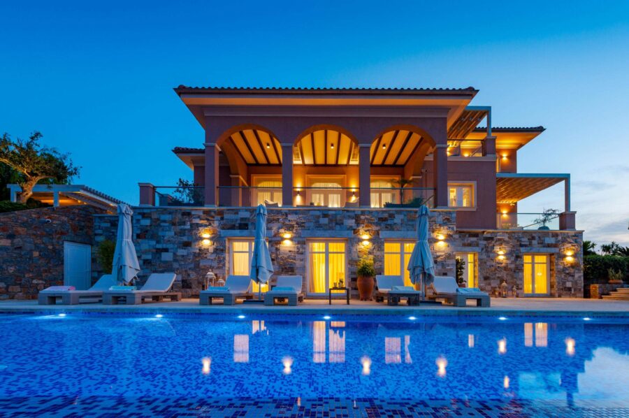 villa-octavia-swimming-pool-night-sunloungers-luxury-crete