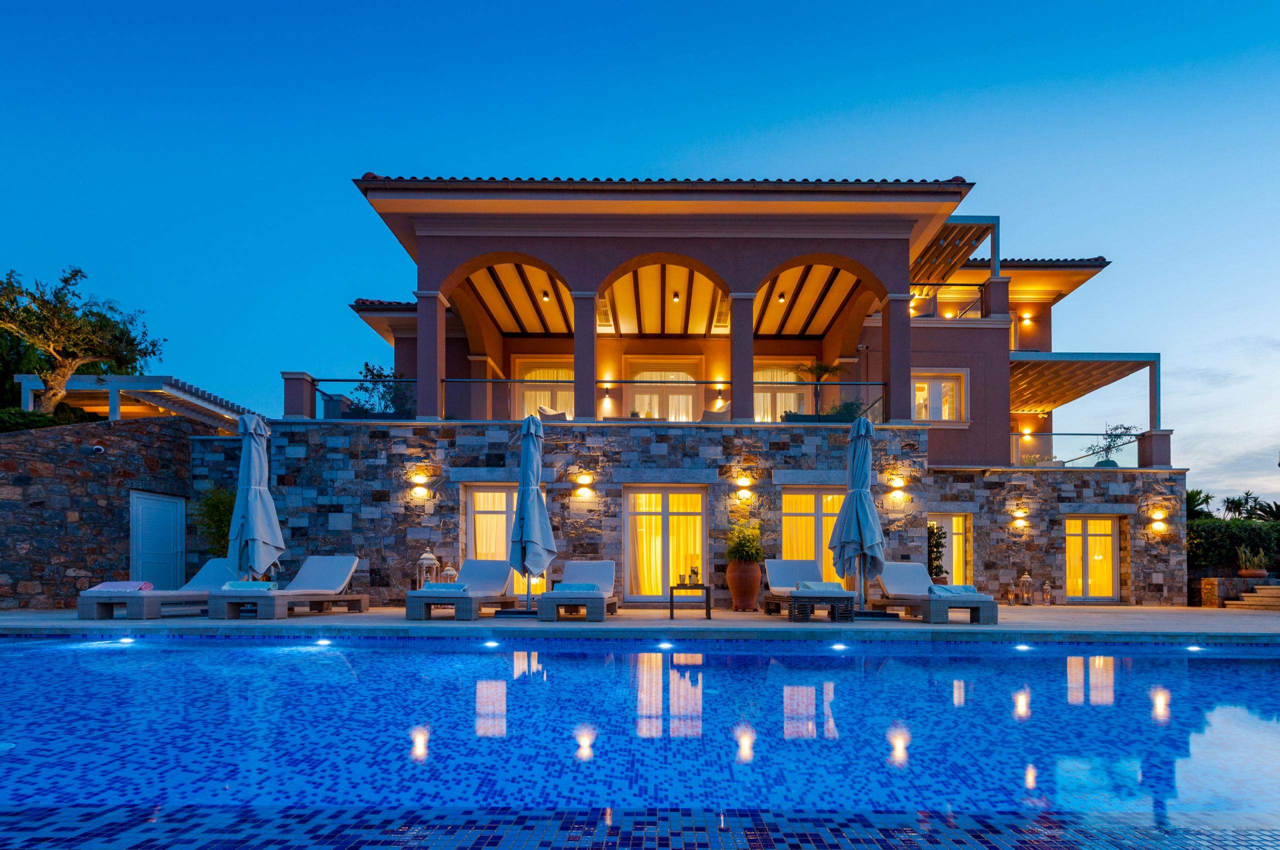 villa-octavia-swimming-pool-night-sunloungers-luxury-crete