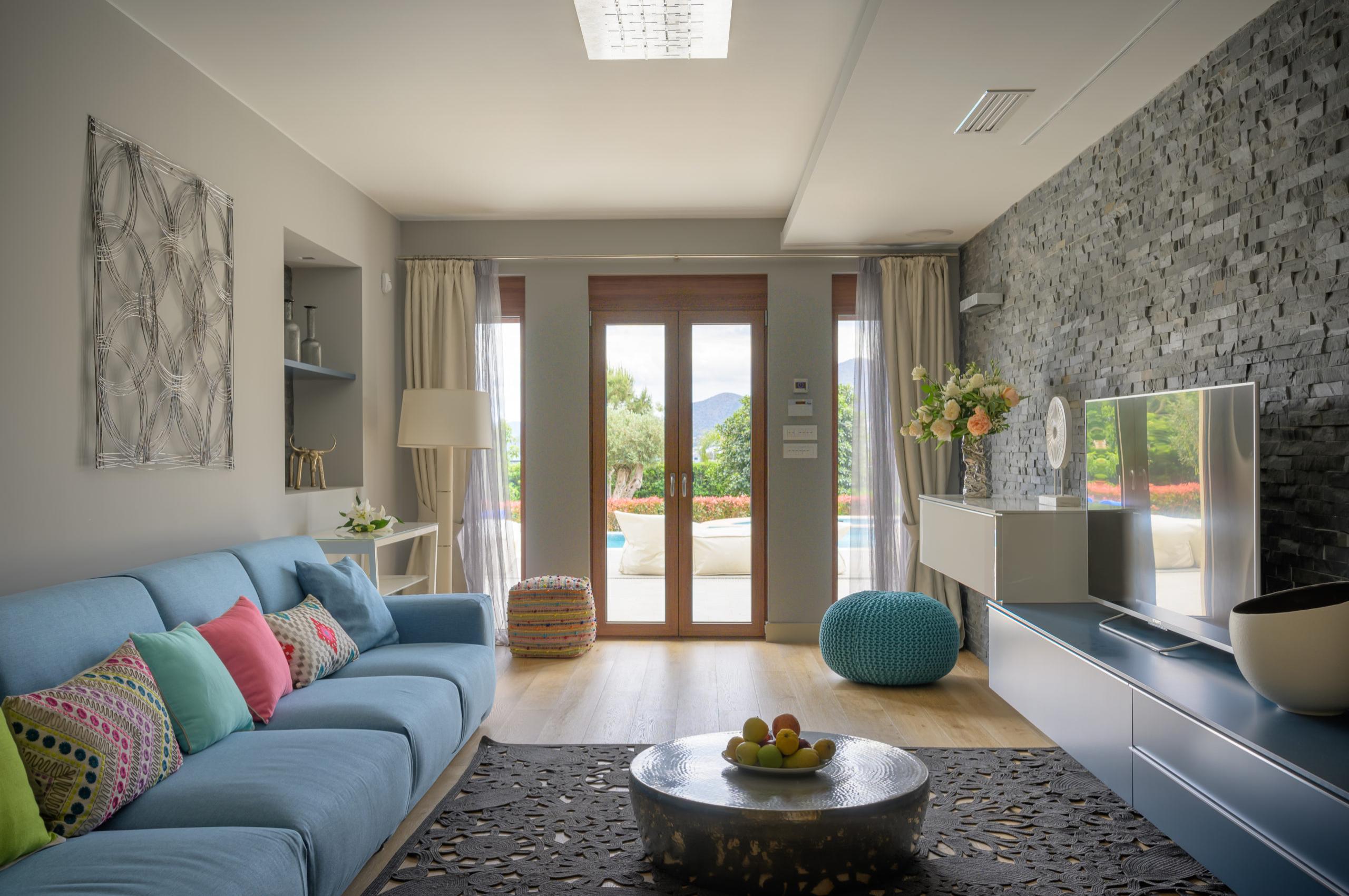 villa-una-lounge-tv-room-swimming-pool-view-terrace-access-elegant-stylish-design-luxury-crete