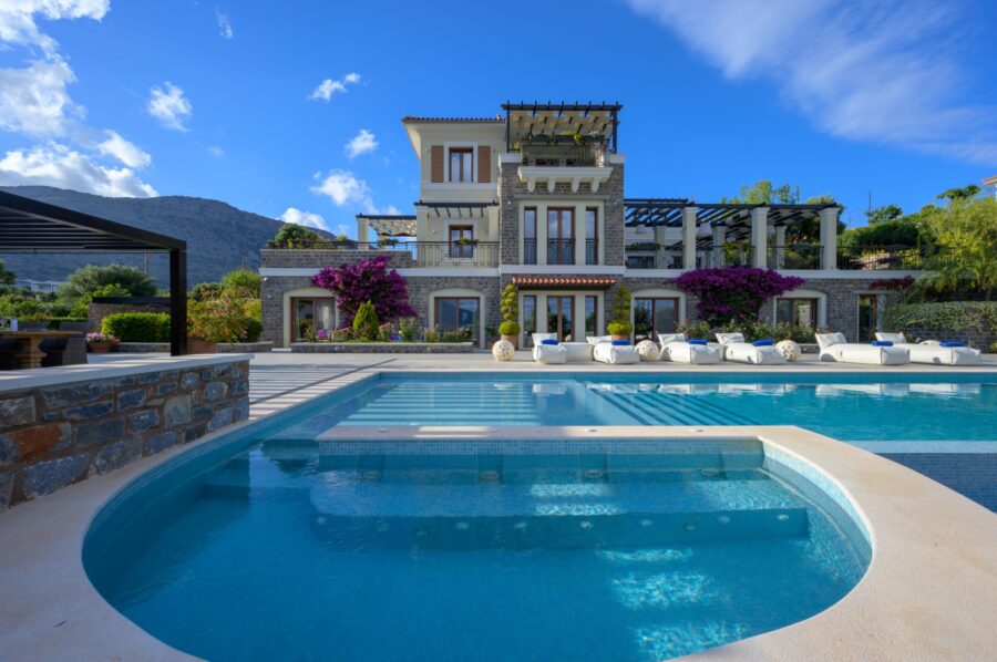 villa-una-mainpage-exterior-swimmingpool-garden-elegant-luxury-rental-retreat-crete