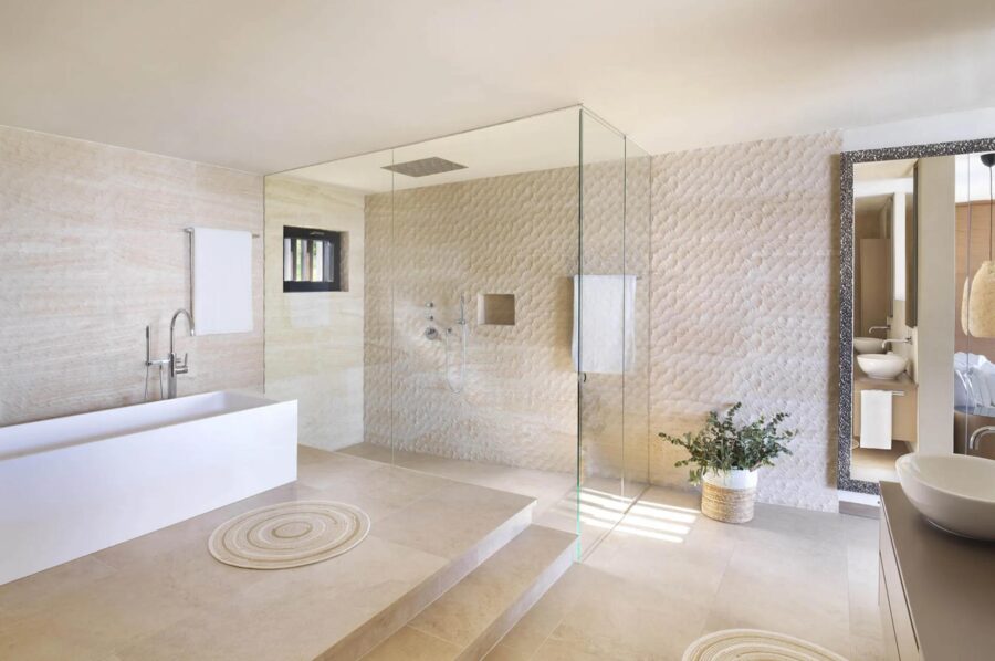 villa-leah-bathroom-bathtub-walk-in-shower-modern-spacious-design-luxury-lakegarda