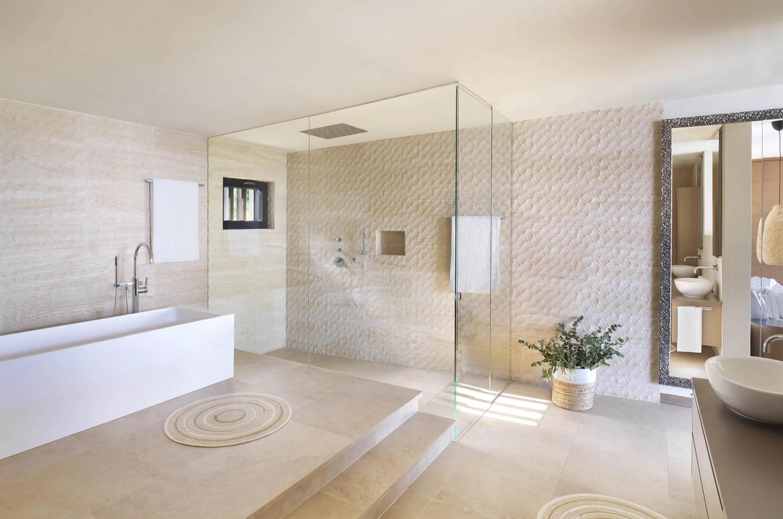 villa-leah-bathroom-bathtub-walk-in-shower-modern-spacious-design-luxury-lakegarda