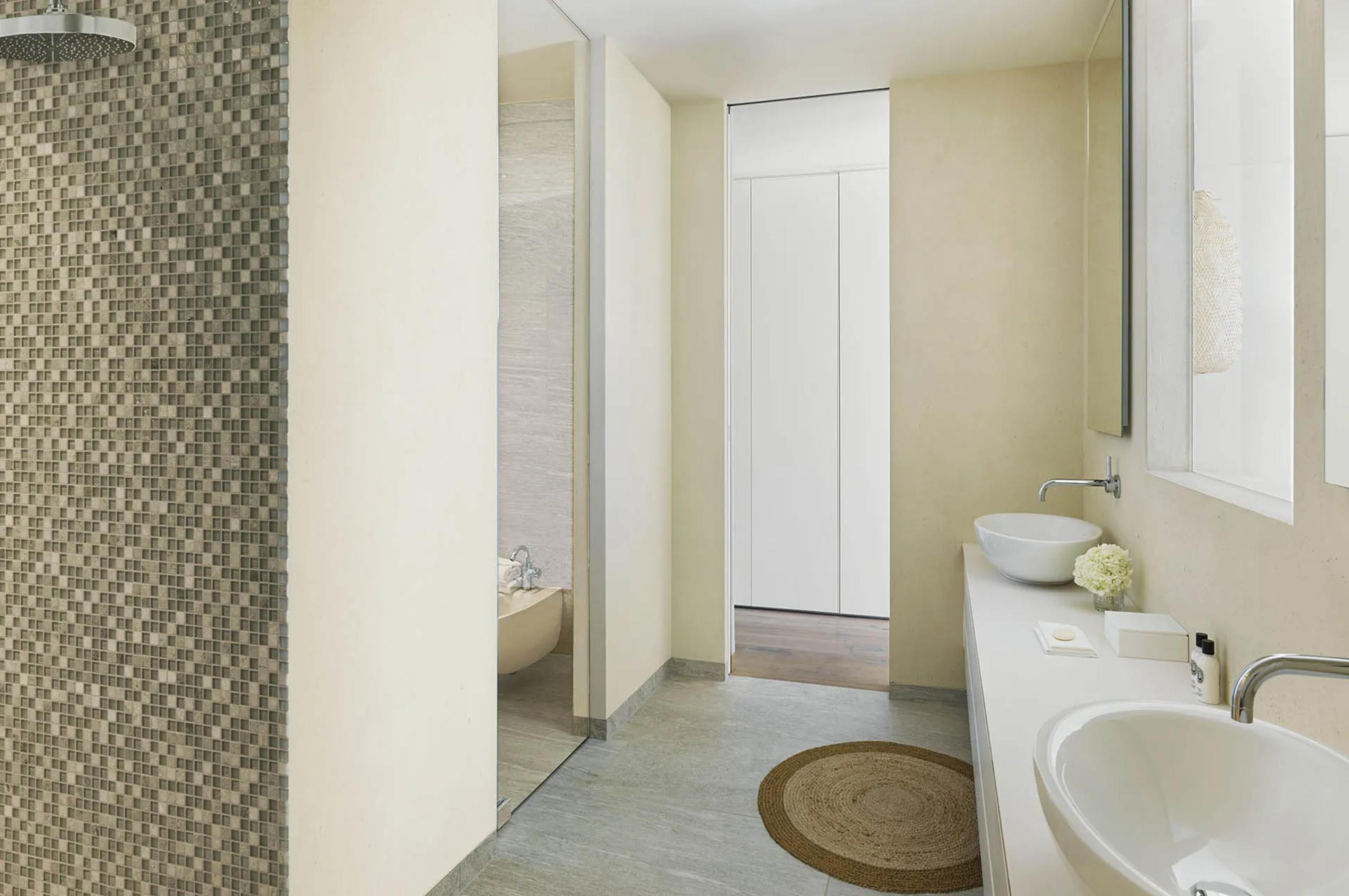 villa-leah-bathroom-double-sink-modern-stylish-luxury-lakegarda