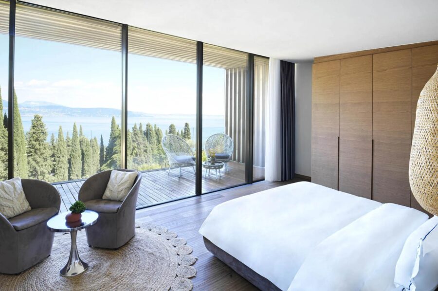 villa-leah-bedroom-balcony-undisturbed-lake-views-modern-elegant-stylish-design-luxury-lakegarda