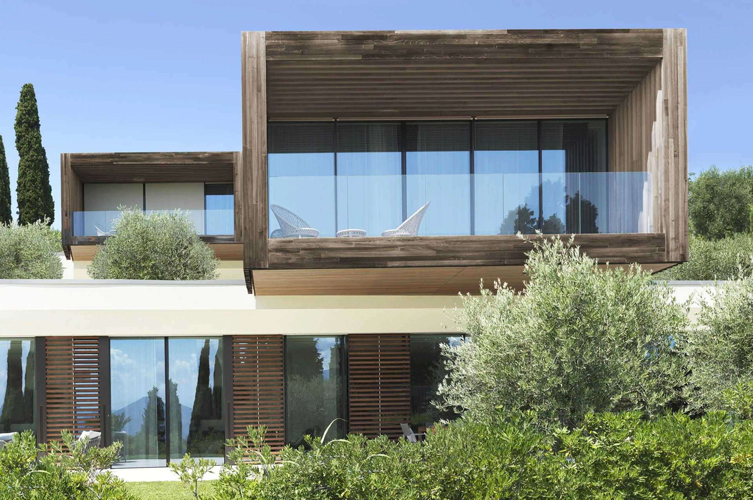 villa-leah-exterior-garden-balcony-modern-design-luxury-lakegarda