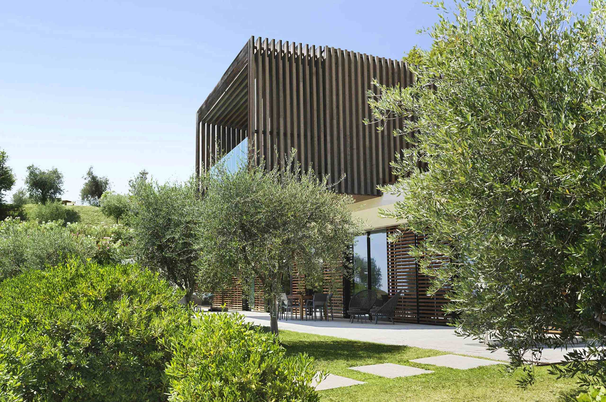 villa-leah-exterior-modern-architecture-luxury-rental-retreat-lakegarda