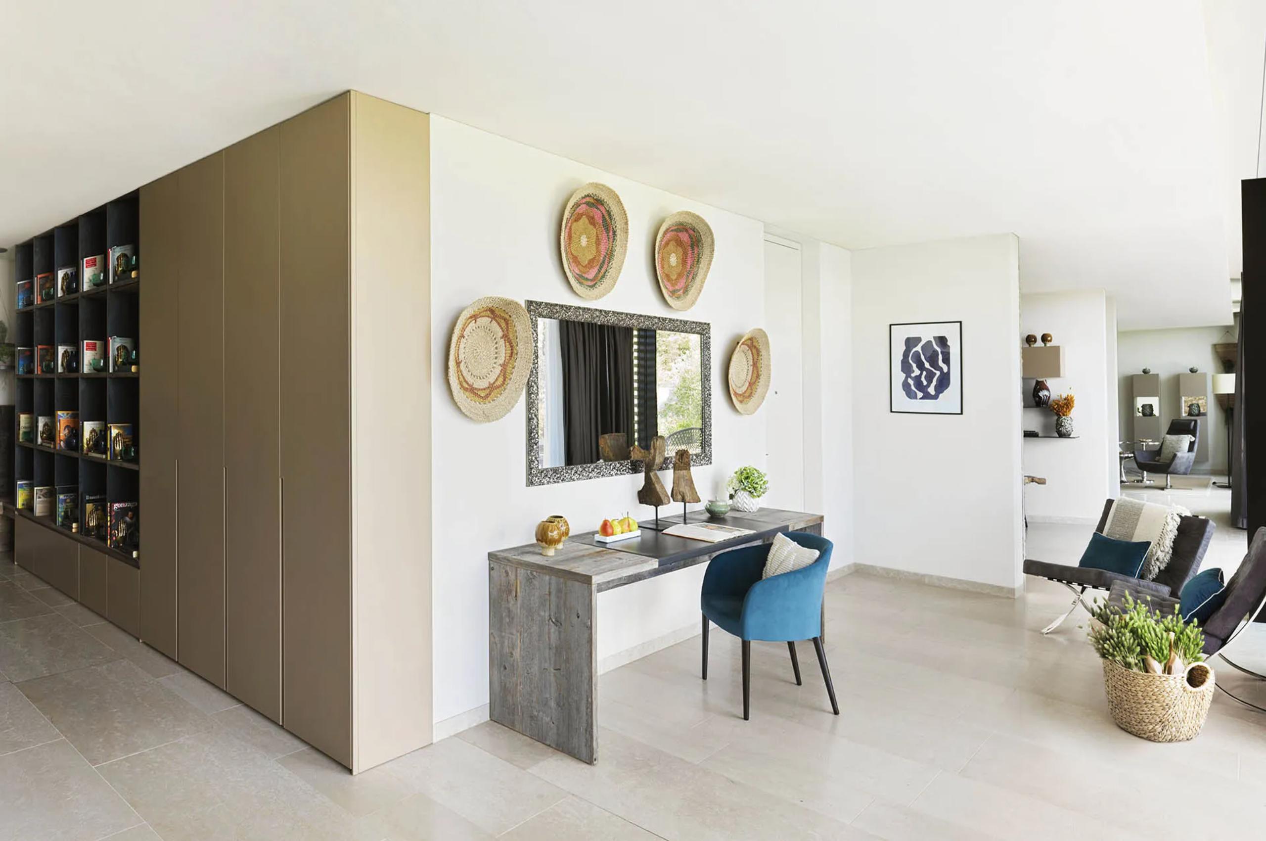 villa-leah-living-area-desk-artwork-modern-elegant-bright-design-luxury-lakegarda