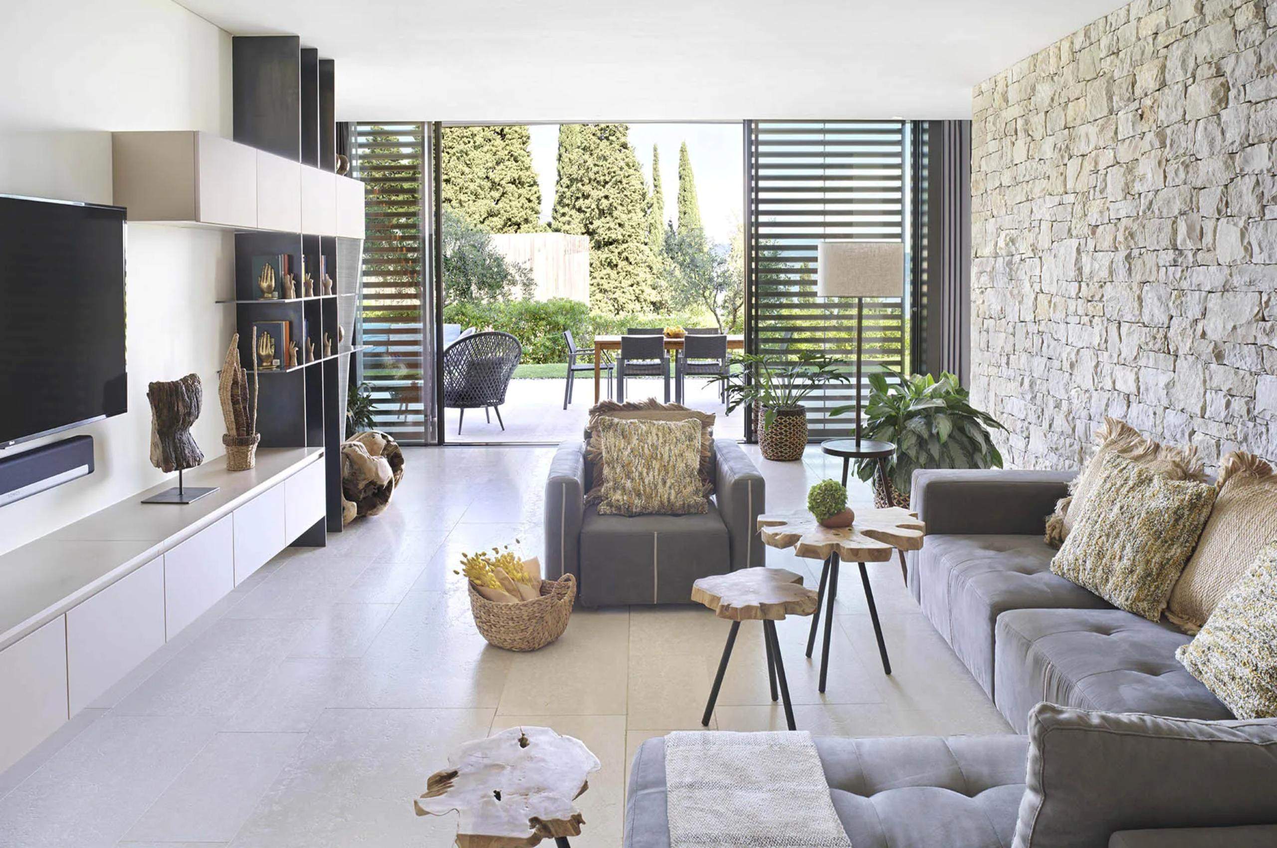 villa-leah-living-room-lounge-openplan-spacious-elegant-modern-design-luxury-lakegarda