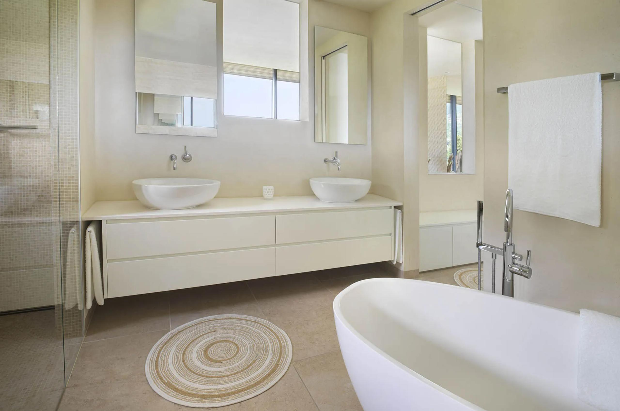 villa-luna-bathroom-double-sink-bathtub-serene-modern-design-luxury-lakegarda