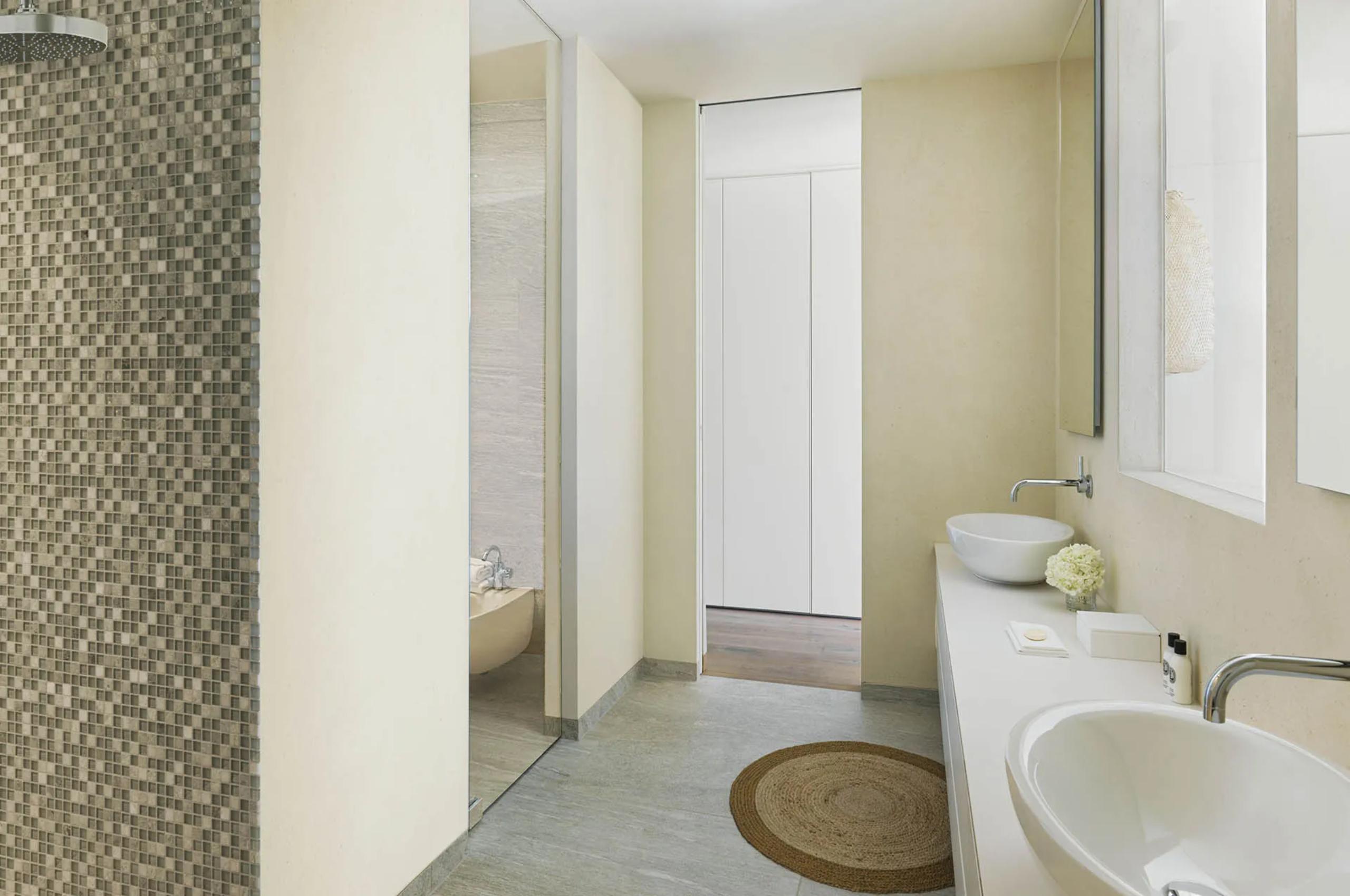 villa-luna-bathroom-double-sink-sleek-modern-design-luxury-lakegarda