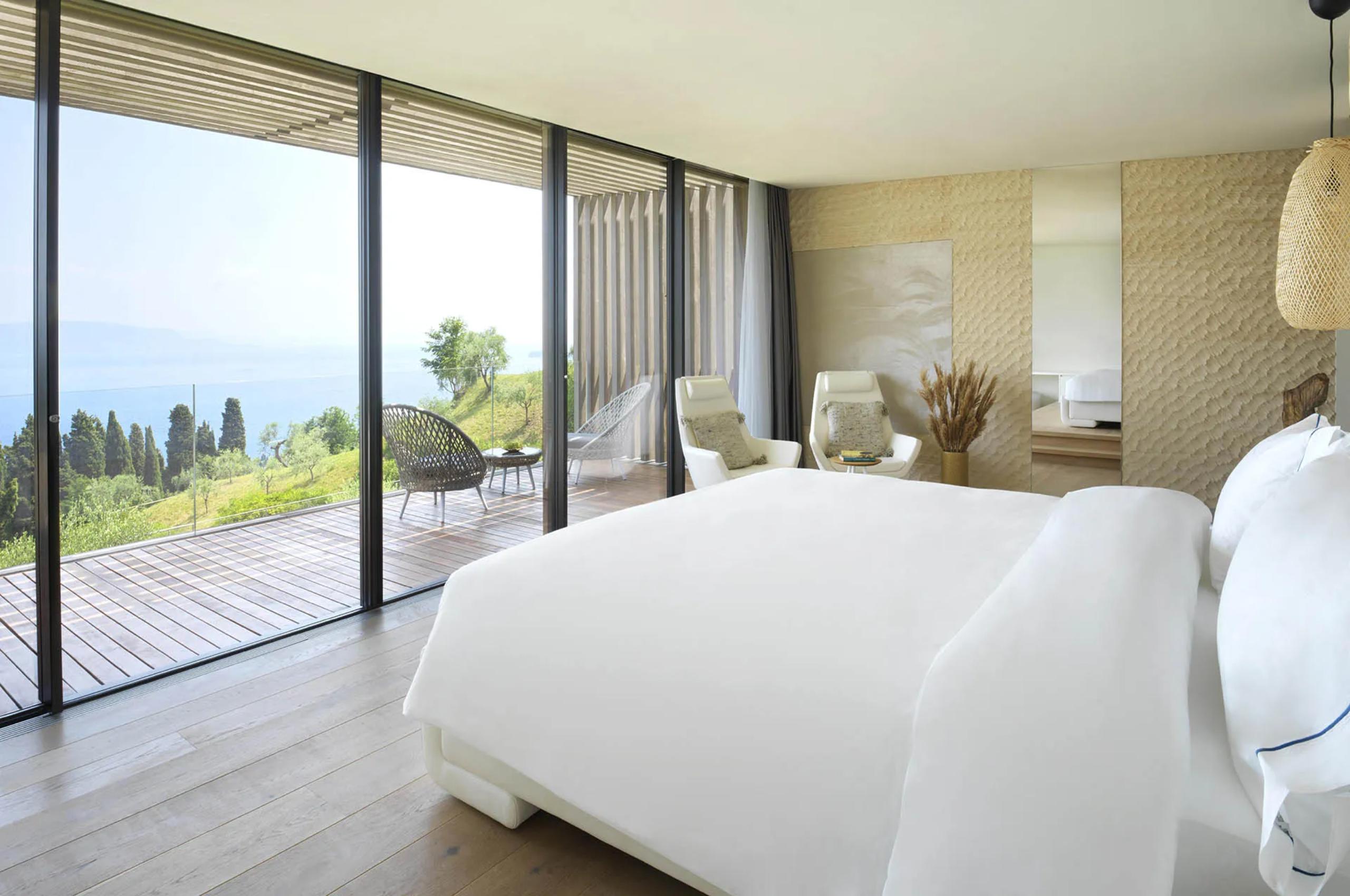 villa-luna-bedroom-balcony-serene-lake-views-elegant-design-luxury-lakegarda