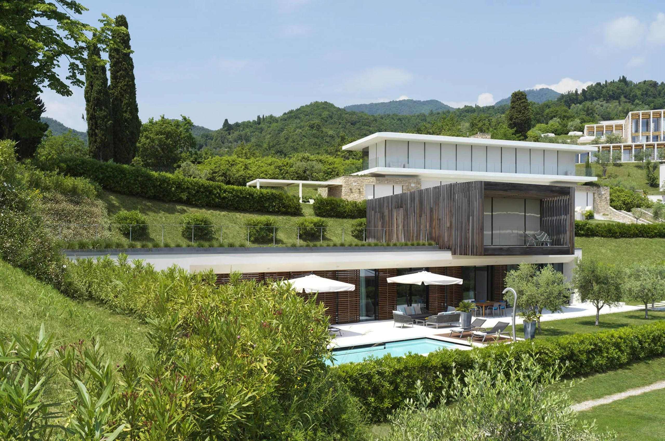 villa-luna-exterior-garden-natural-verdant-surroundings-modern-elegant-retreat-luxury-lakegarda