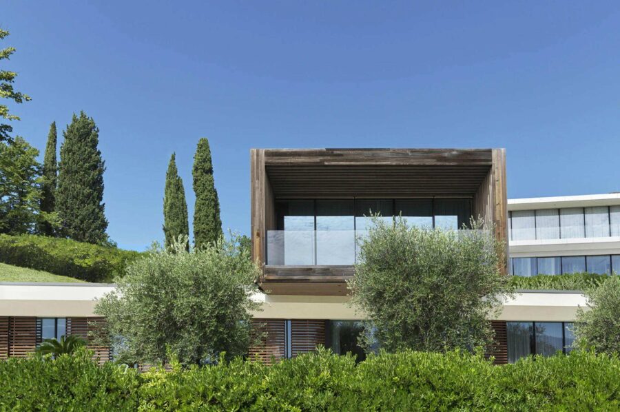 villa-luna-exterior-modern-sleek-rental-retreat-luxury-lakegarda