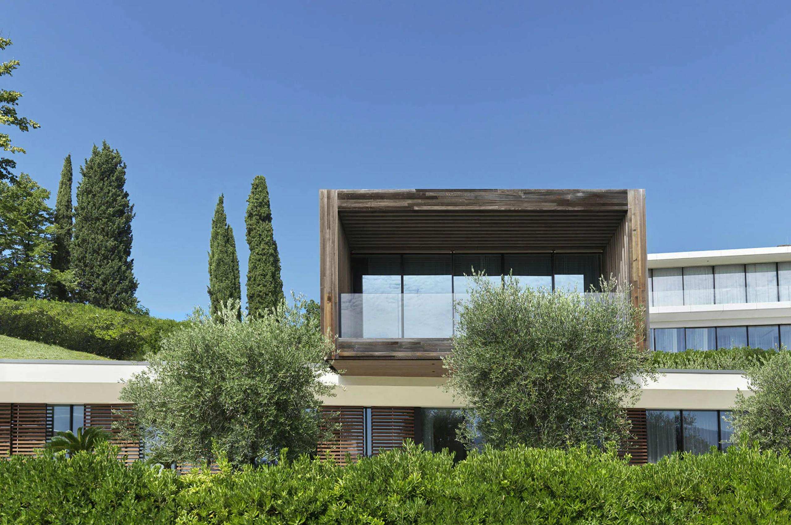 villa-luna-exterior-modern-sleek-rental-retreat-luxury-lakegarda