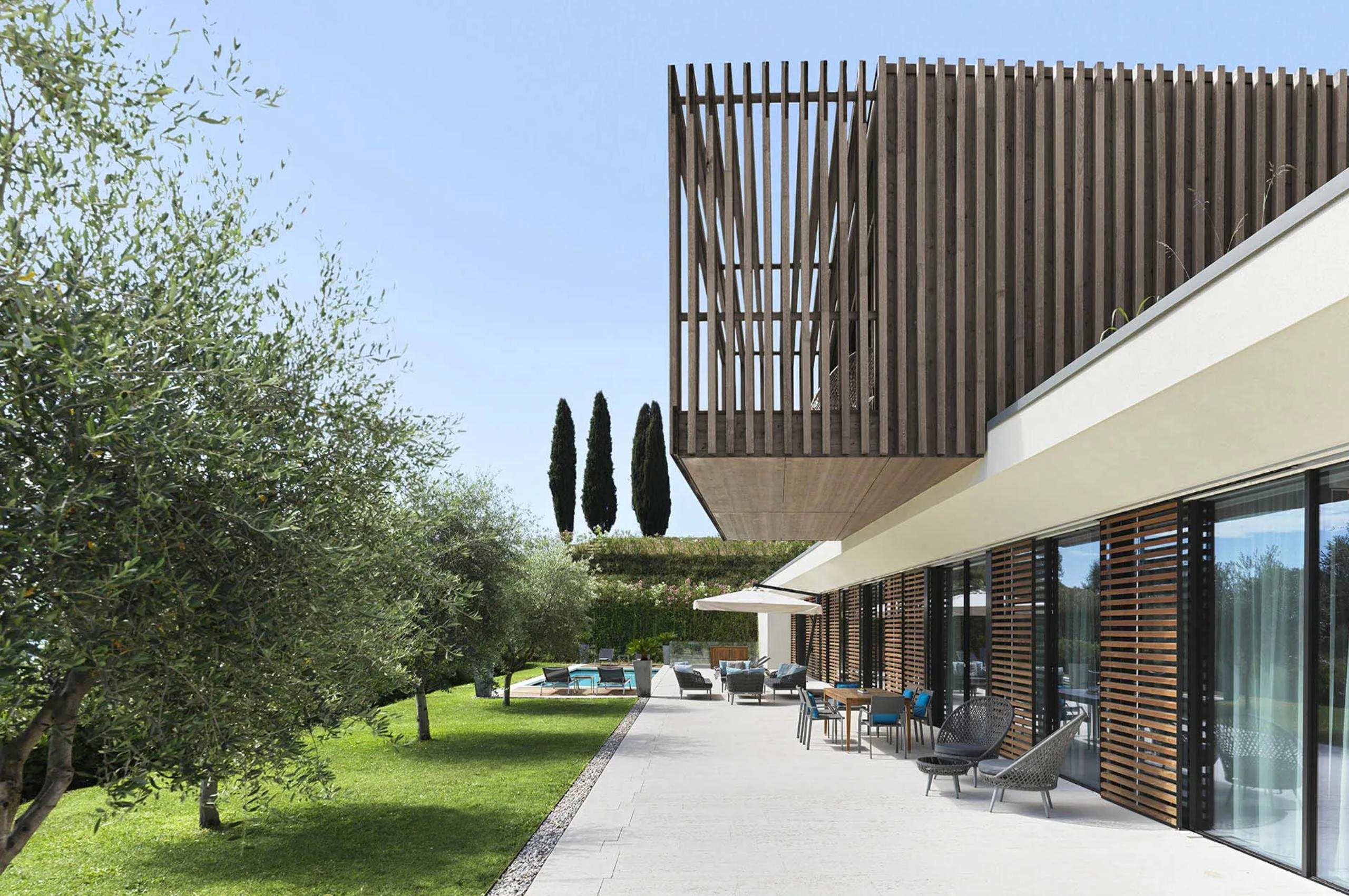 villa-luna-exterior-terrace-garden-alfresco-dining-swimming-pool-modern-luxury-retreat-lakegarda