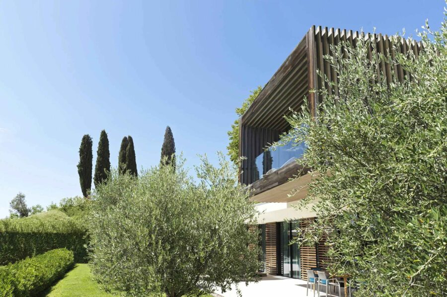 villa-luna-modern-architecture-serene-garden-elegant-rental-luxury-lakegarda