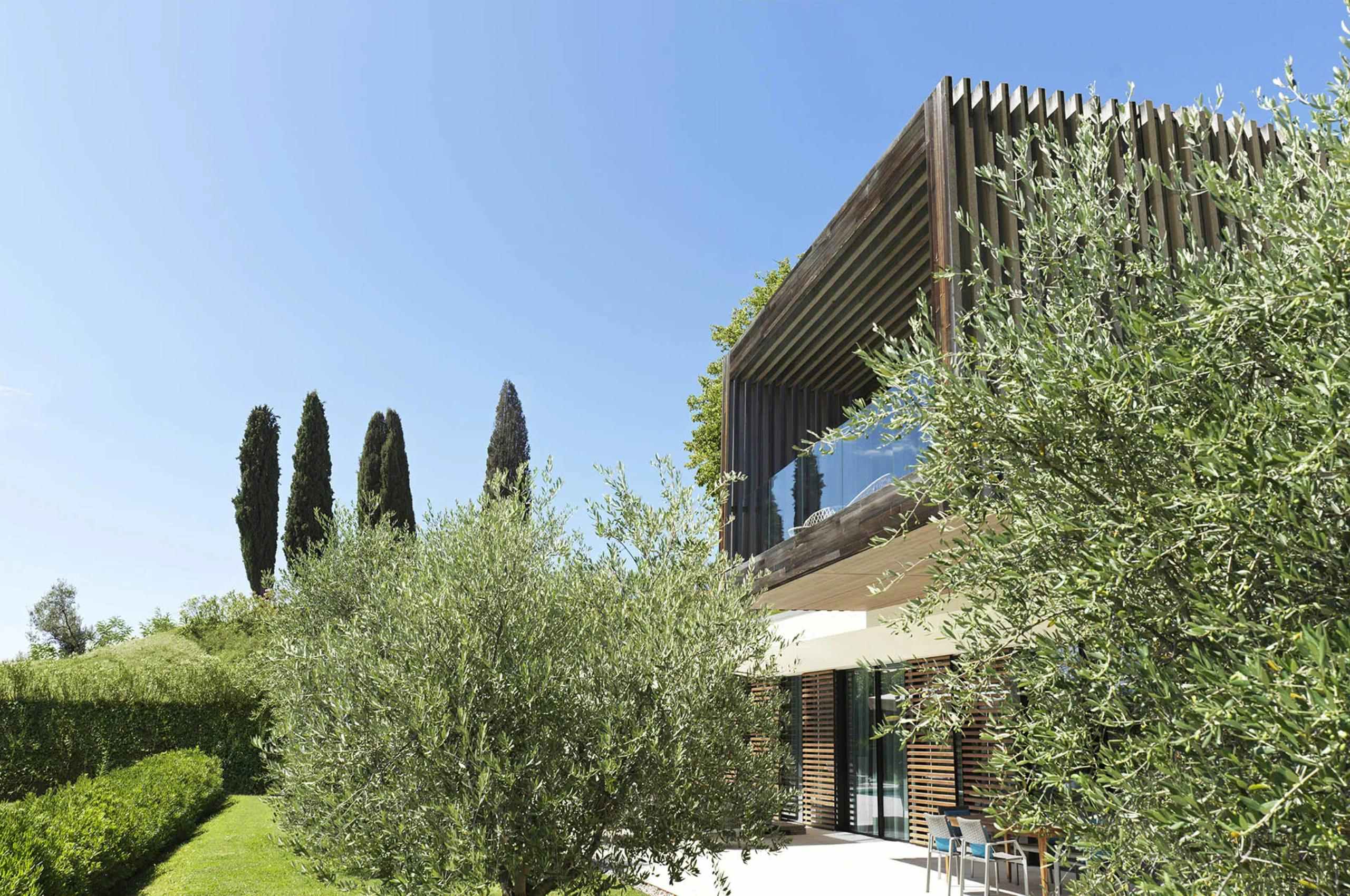 villa-luna-modern-architecture-serene-garden-elegant-rental-luxury-lakegarda