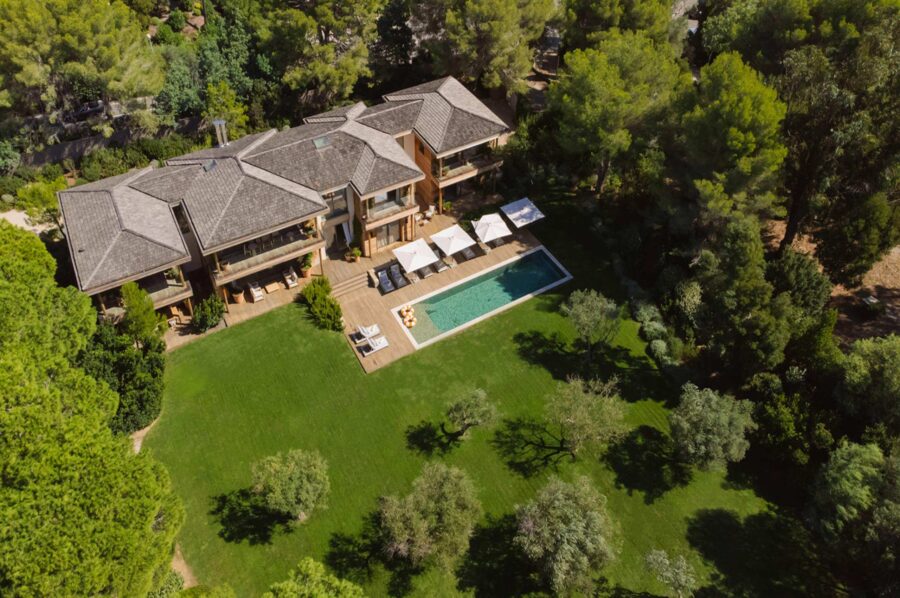 villa-olive-exterior-aerial-view-large-gardens-swimming-pool-spacious-luxury-rental-retreat-lacroixvalmer