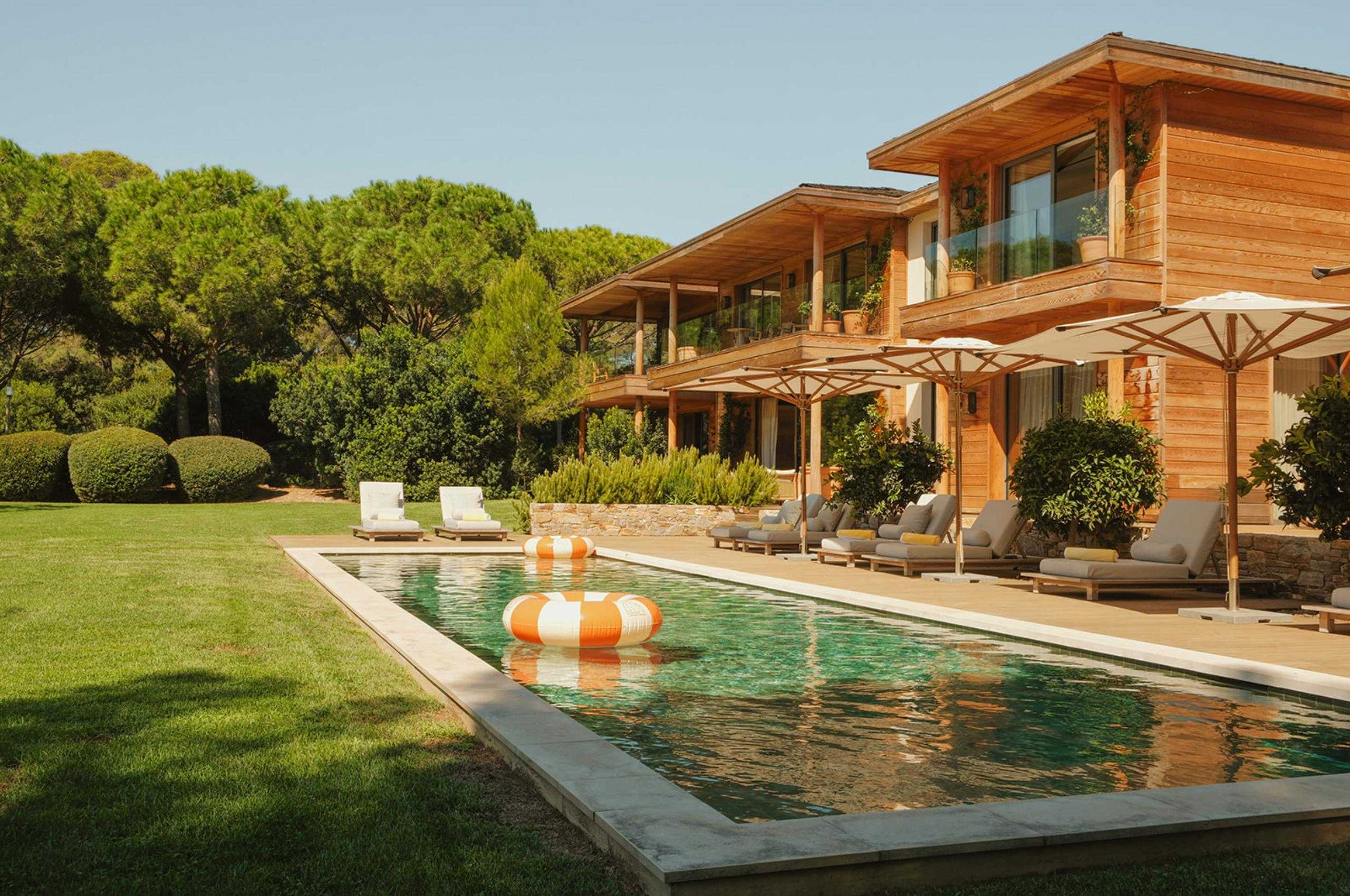 villa-olive-mainpage-exterior-swimming-pool-terrace-landscaped-gardens-elegant-rental-retreat-luxury-lacroixvalmer
