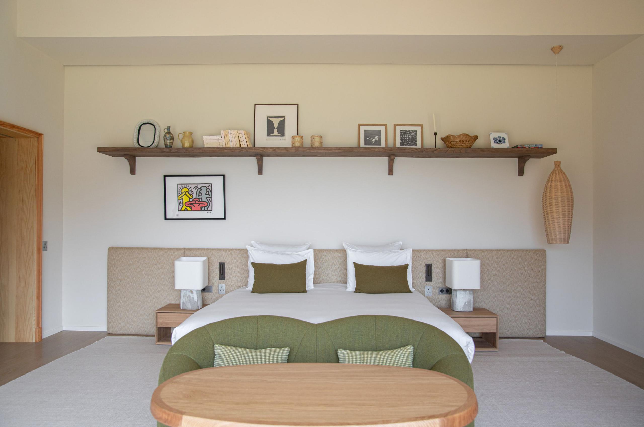 villa-pine-bedroom-serene-modern-bright-interiors-luxury-lacroixvalmer