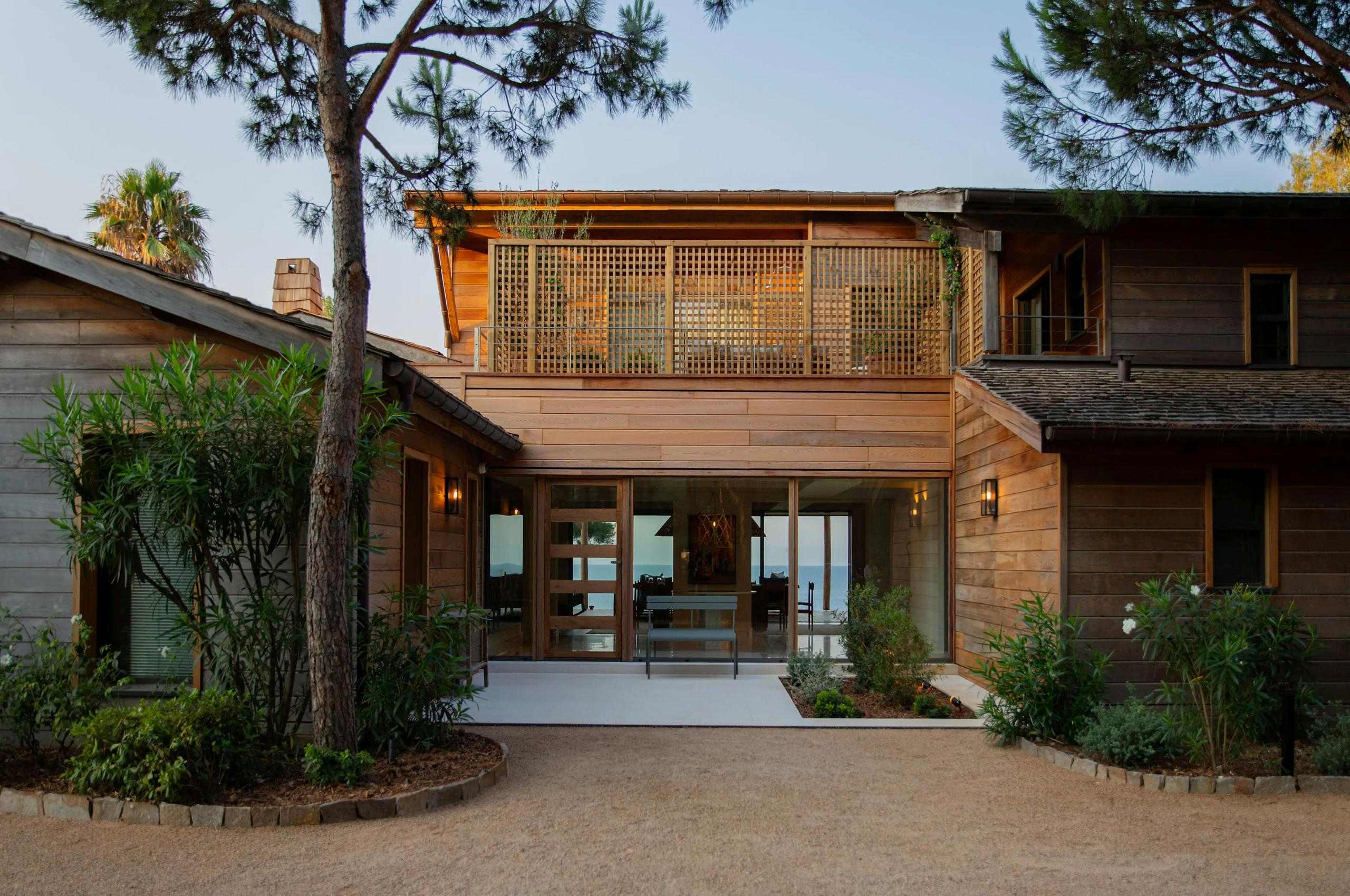 villa-pine-exterior-entrance-modern-elegant-architecture-luxury-lacroixvalmer