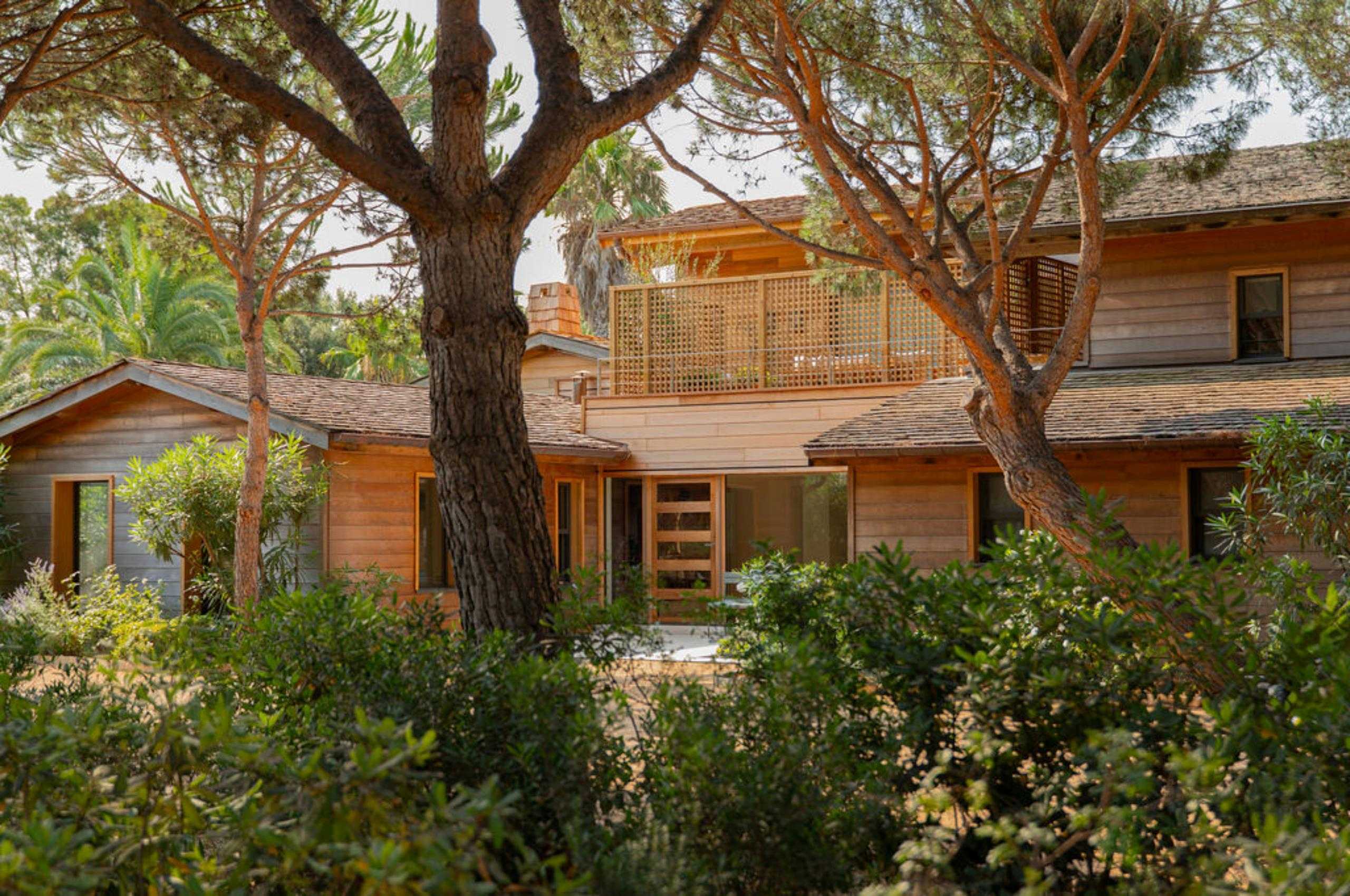 villa-pine-exterior-tropical-garden-luxury-rental-retreat-lacroixvalmer