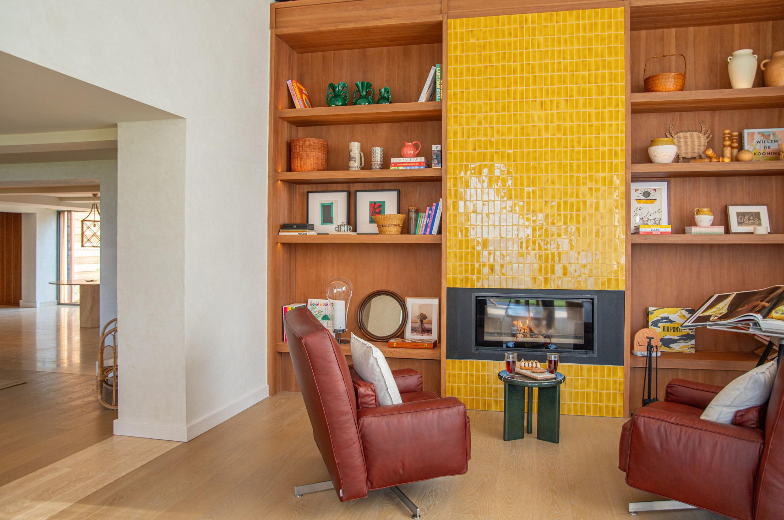villa-pine-living-room-fireplace-openplan-bold-modern-design-luxury-lacroixvalmer