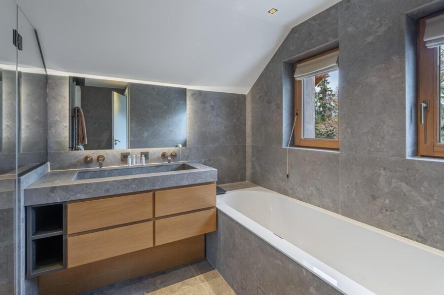 chalet-bellvie-bathroom-bathtub-modern-sleek-design-luxury-megeve