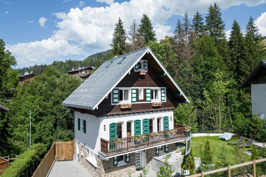 chalet-bellvie-exterior-mountain-setting-luxury-rental-retreat-megeve