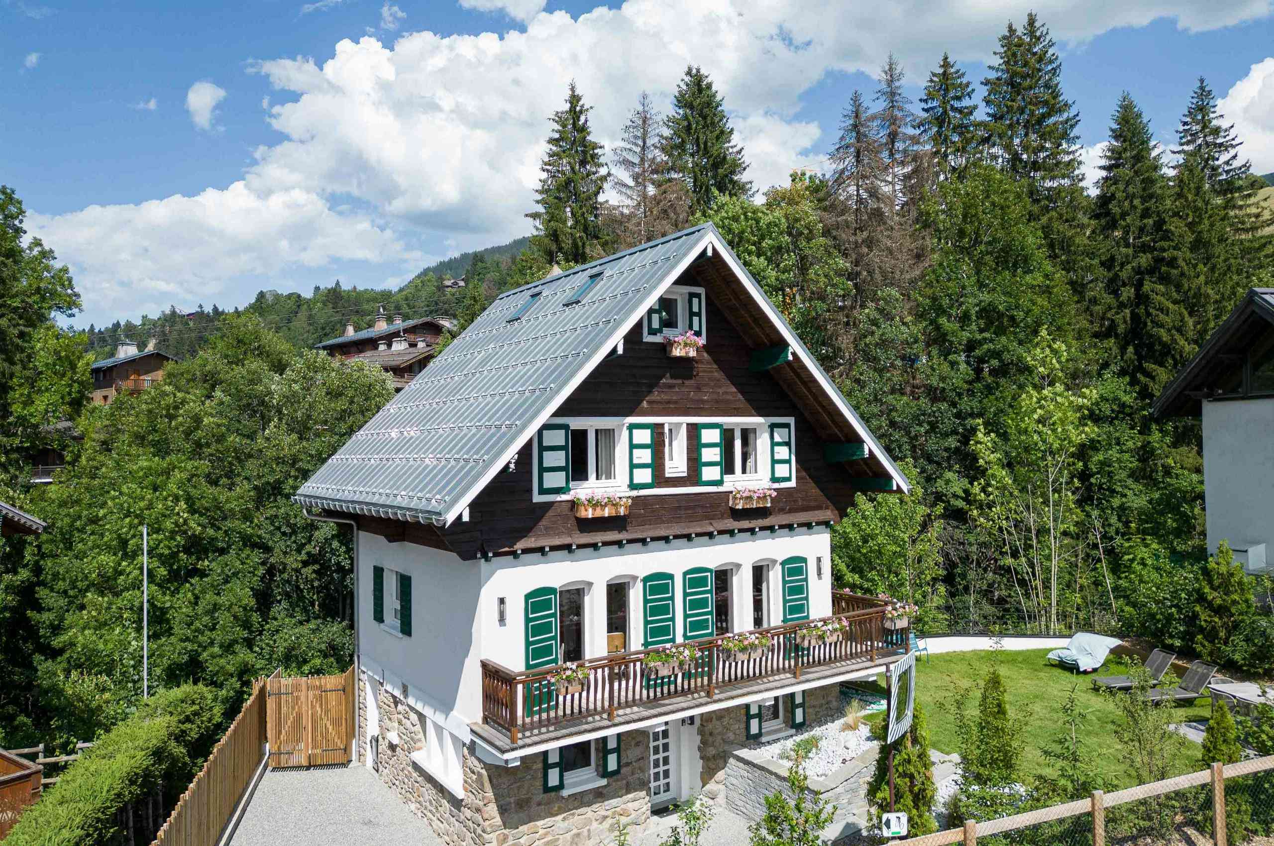 chalet-bellvie-exterior-mountain-setting-luxury-rental-retreat-megeve
