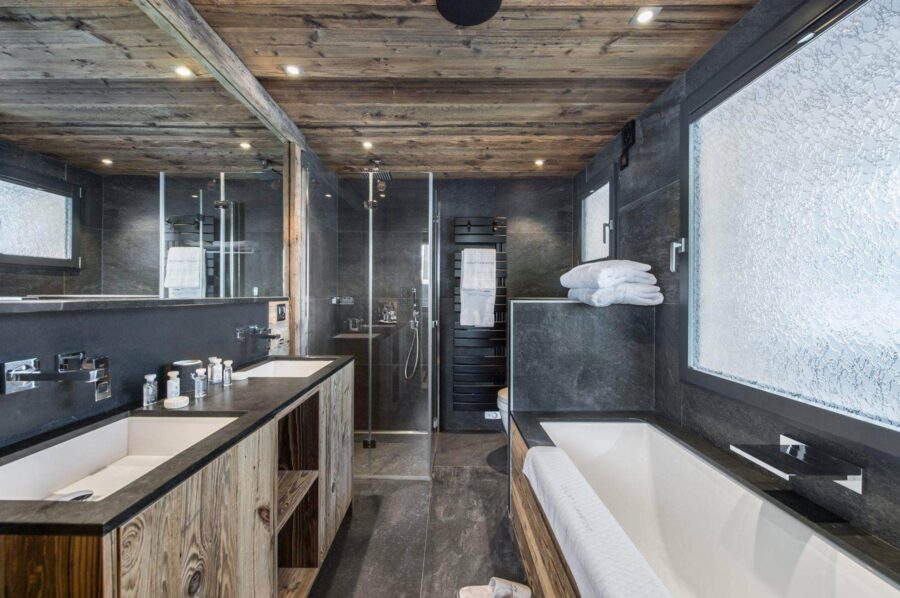 chalet-lara-bathroom-bathtub-double-sink-luxury-megeve