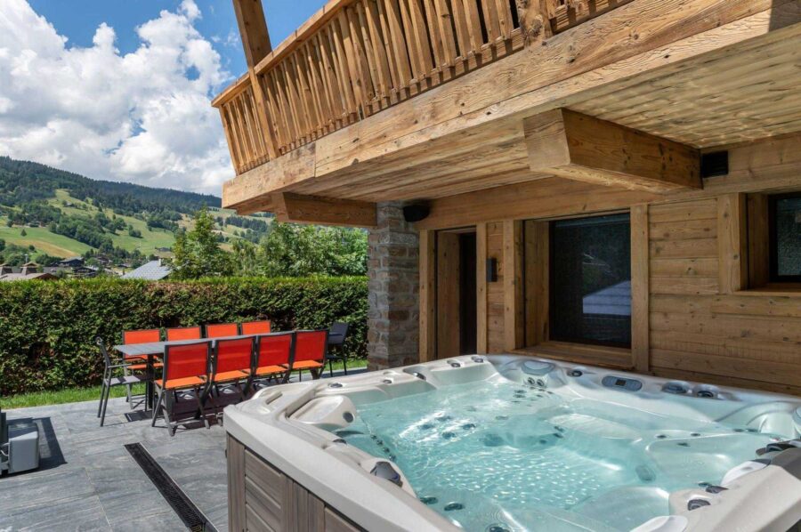 chalet-lara-exterior-hottub-luxury-megeve