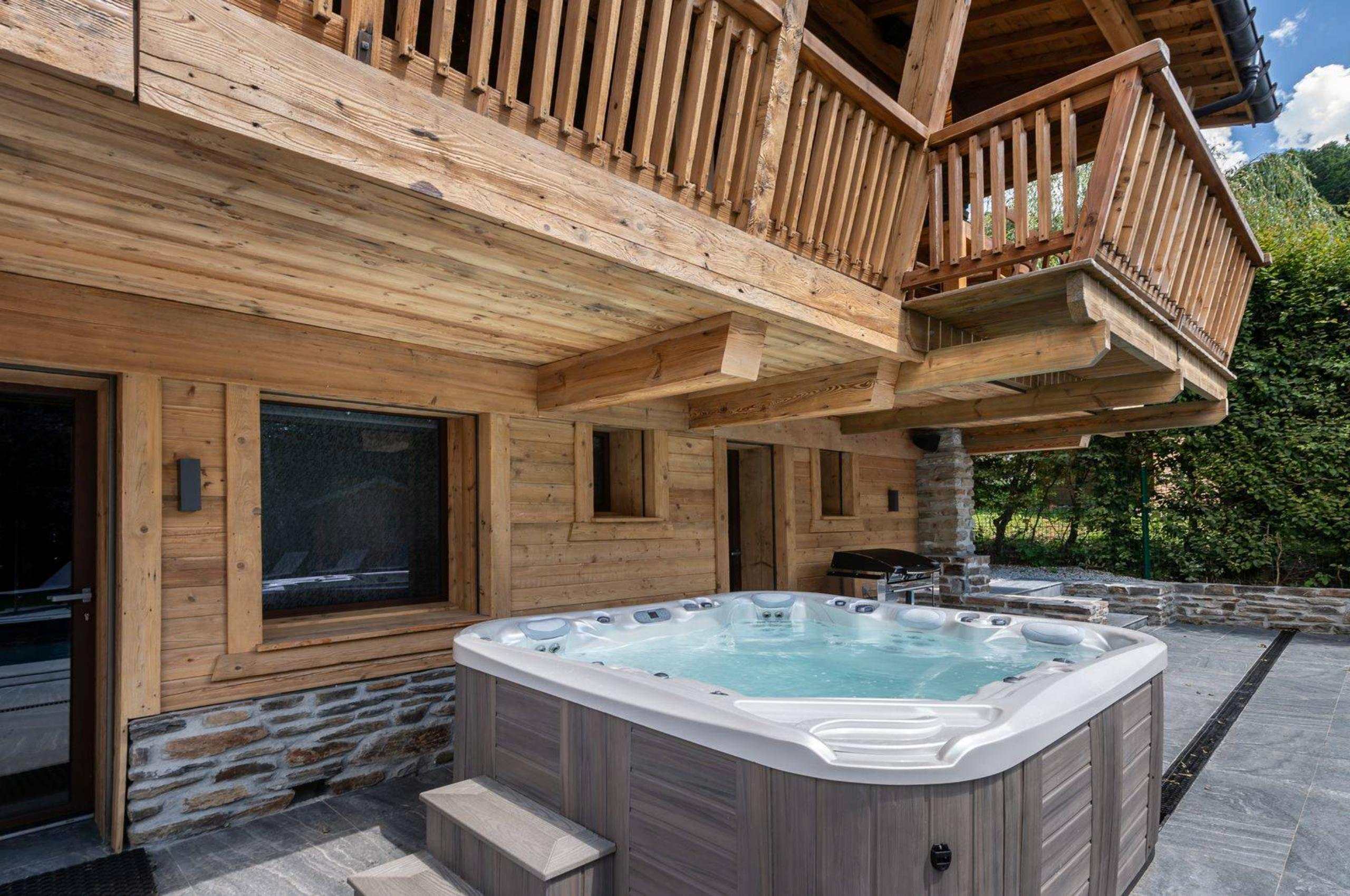 chalet-lara-exterior-jacuzzi-luxury-megeve