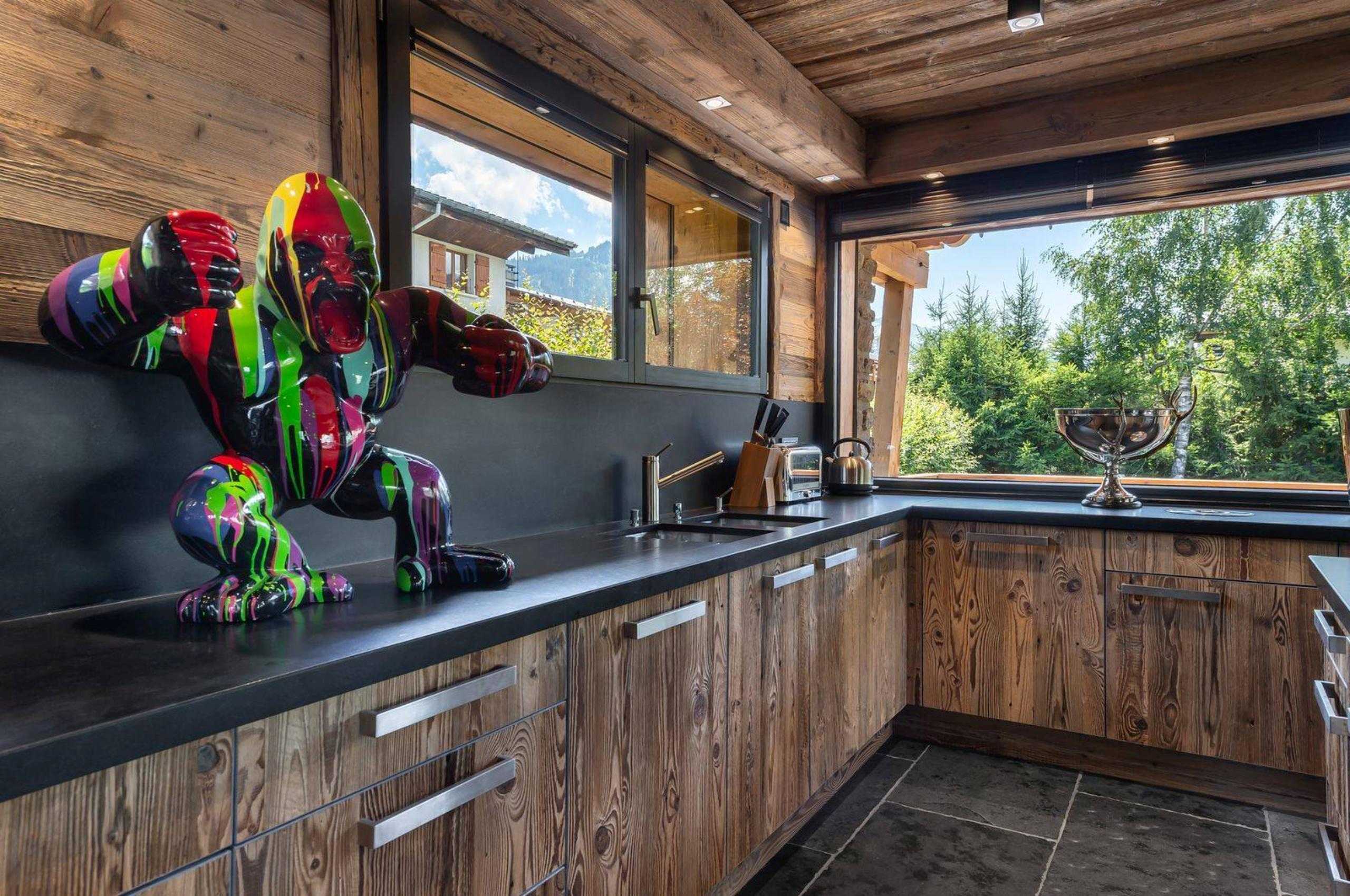 chalet-lara-kitchen-scenic-views-artwork-luxury-megeve